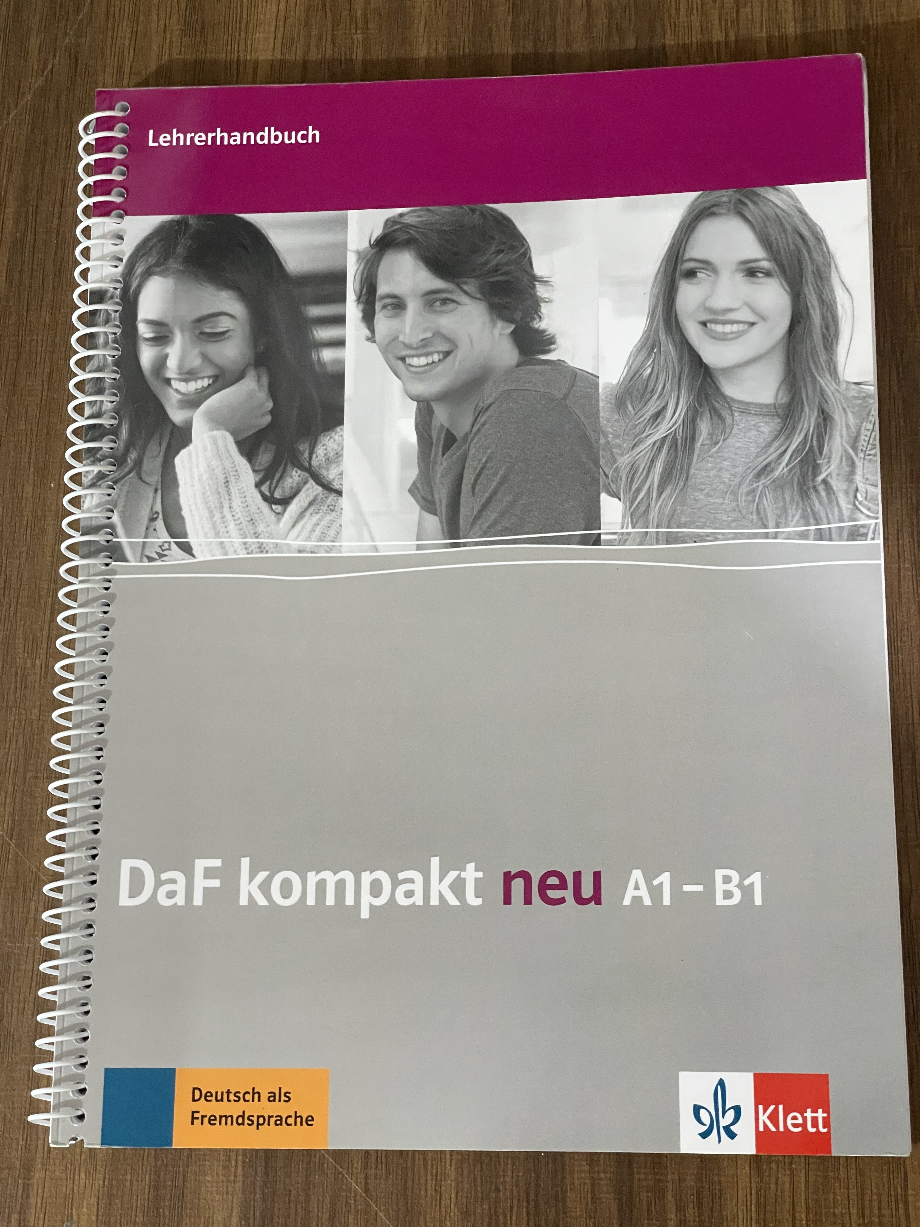 کتاب  DaF Kompakt Neu A1- B1 - سیمی